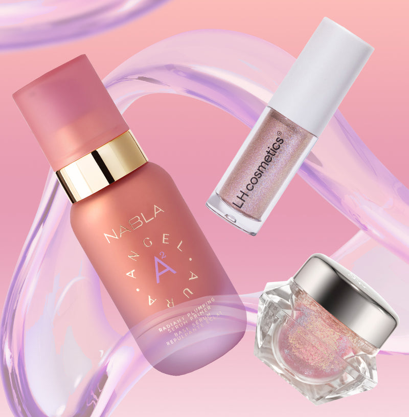 Vier Make‑up‑Produkte vor rosafarbenem Hintergrund: ein NABLA Primer, ein LH cosmetics Schimmer‑Gloss, ein glitzerndes Gel in einem Tiegel und ein schimmernder Multichrome Liner.