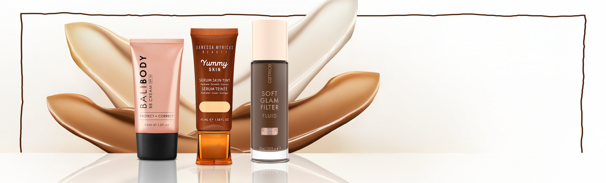 Drei Foundations von Bali Body, Danessa Myricks und Catrice stehen vor beigen Make-up-Swatches auf hellem Hintergrund.