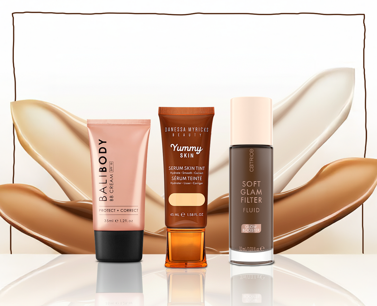 Drei Foundations von Bali Body, Danessa Myricks und Catrice stehen vor beigen Make-up-Swatches auf hellem Hintergrund.