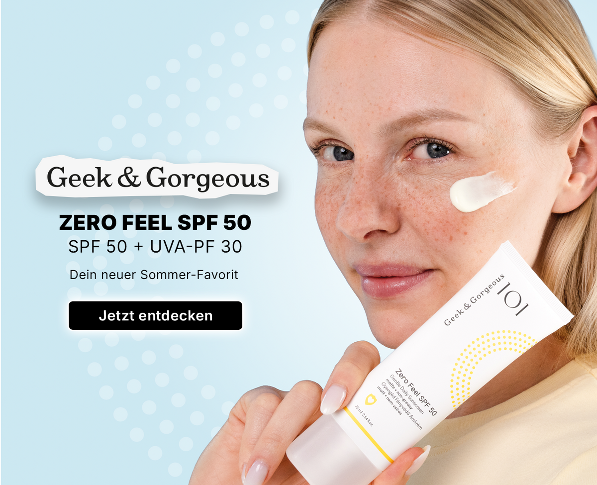 Eine Frau trägt die Sonnencreme von Geek & Gorgeous auf ihr Gesicht auf und hält das Produkt mit LSF 50 in der Hand, daneben steht ein Werbetext.