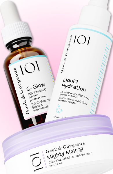 Drei Hautpflegeprodukte von Geek & Gorgeous: ein Serum, eine Sprühflasche und ein Reinigungsbalsam auf einem rosa Hintergrund.