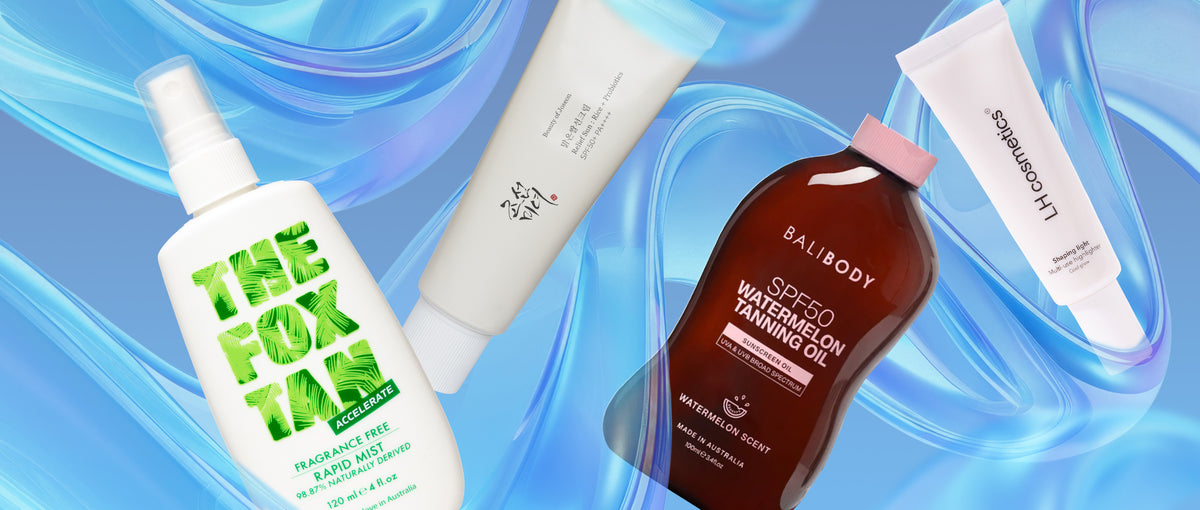 Vier Beauty‑Produkte vor blauem Hintergrund: ein The Fox Tan Rapid Mist, eine koreanische Hautcreme, ein Bali Body Watermelon Tanning Oil und ein LH cosmetics Highlighter.