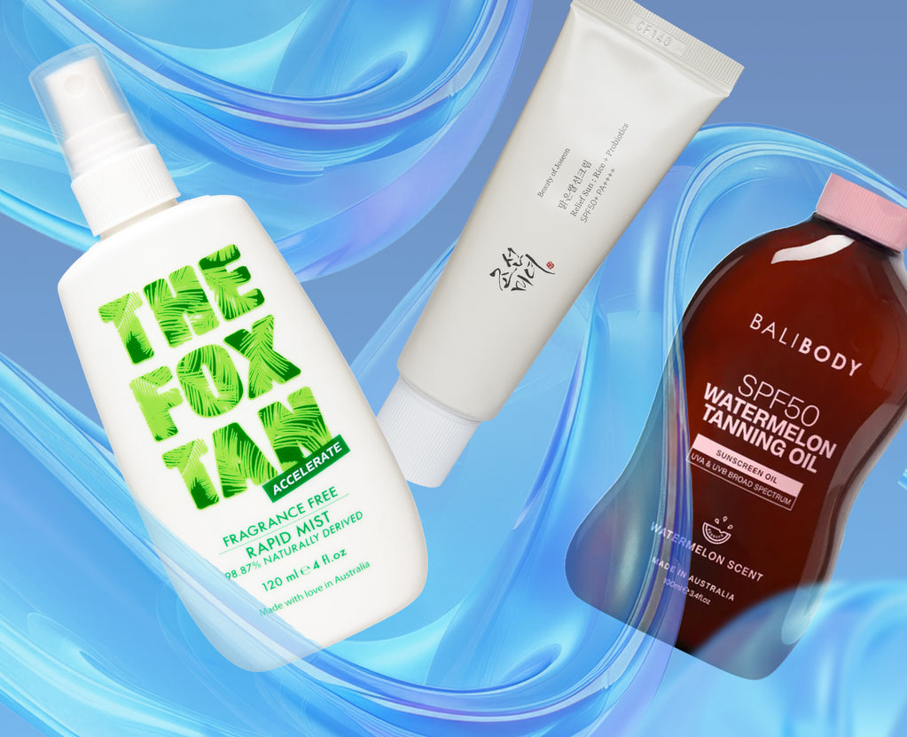 Drei Beauty‑Produkte vor blauem, geschwungenem Hintergrund: The Fox Tan Rapid Mist, eine koreanische Sonnencreme und Bali Body SPF50 Watermelon Tanning Oil.