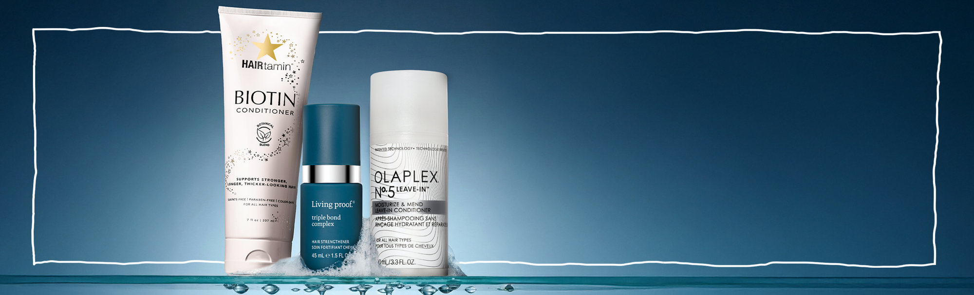 Transparent Lab Beauty Sleep Mask, STYLPRO Gerät und Makeup Eraser Cooling Clouds Augenpads auf Marmorablage vor grünen Fliesen.