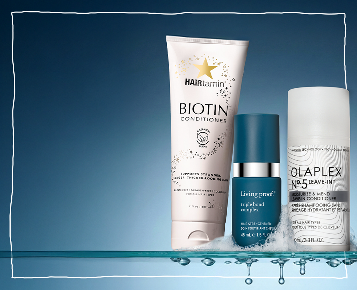 Transparent Lab Beauty Sleep Mask, STYLPRO Gerät und Makeup Eraser Cooling Clouds Augenpads auf Marmorablage vor grünen Fliesen.