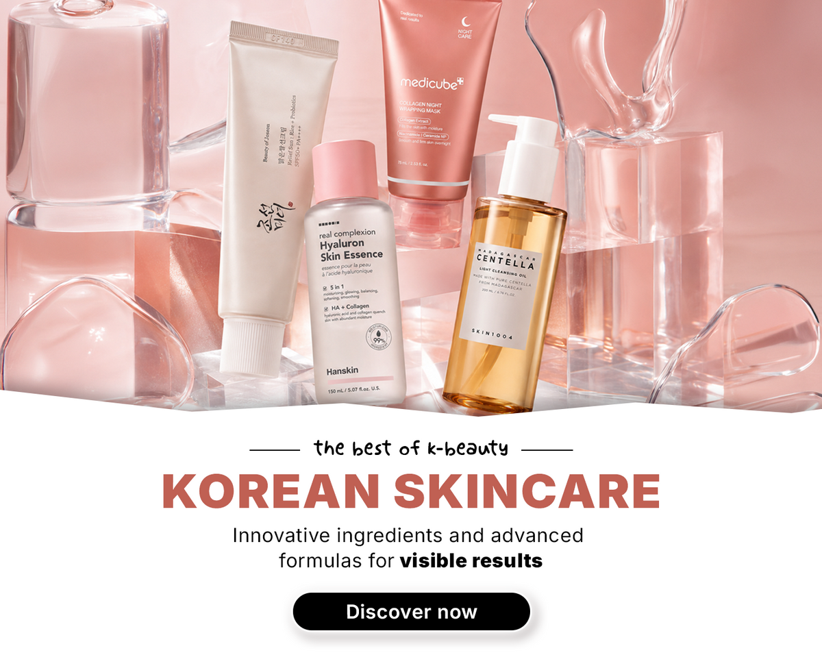 Vier koreanische Hautpflegeprodukte auf rosafarbenen geometrischen Ständern mit Text, der für sichtbare Ergebnisse wirbt.