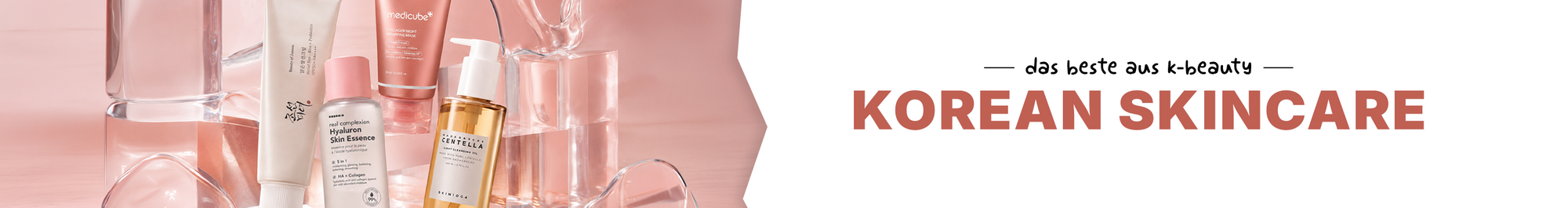Verschiedene koreanische Hautpflegeprodukte und Glaswaren auf einer rosafarbenen Fläche mit dem Text Korean Skincare auf der rechten Seite.