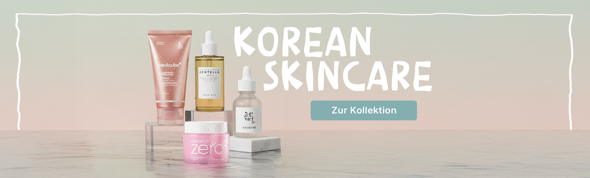Mehrere Korean Skincare Produkte von Medicube, SKIN1004 und Banila Co vor pastellfarbenem Hintergrund mit Text.