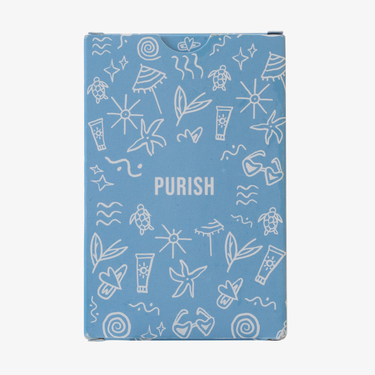 Blaue Verpackung des PURISH-Kartenspiels mit weißen Sommer-Illustrationen wie Sonnen, Muscheln und Sonnencreme, aufrecht vor weißem Hintergrund.