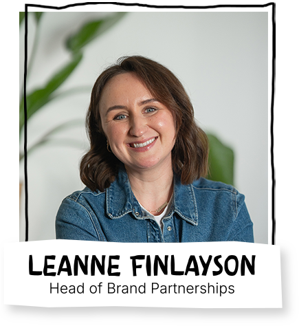 Lächelnde Frau mit braunen Haaren in Jeansjacke, die als Leanne Finlayson, Leiterin der Markenpartnerschaften, bezeichnet wird.
