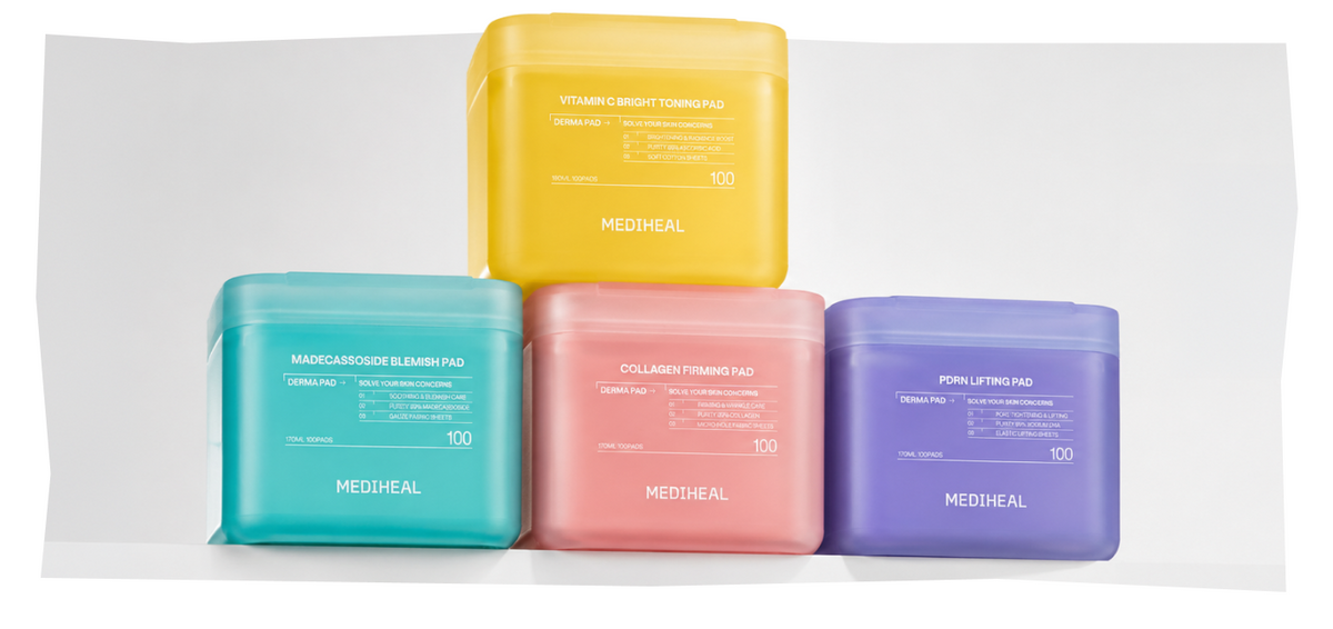 Vier bunte Mediheal-Behälter für Hautpflegepads – gelb, rosa, blau und lila –, die versetzt auf einem weißen Hintergrund übereinander angeordnet sind.