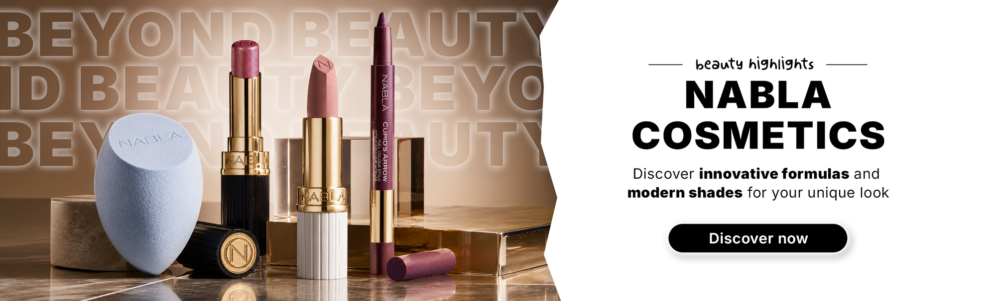 Verschiedene Produkte von NABLA Cosmetics, darunter Lippenstifte und ein Schwamm, präsentiert auf einer stilvollen Unterlage.