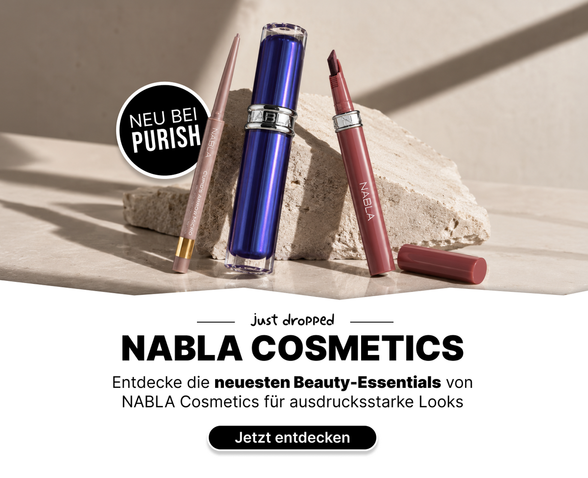 Drei Produkte von NABLA Cosmetics auf einem beigen Felsen mit Schatten. Die Texte kündigen Neuheiten bei Purish an und laden dazu ein, auffällige Beauty-Essentials zu entdecken.
