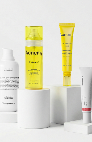 Vier Hautpflegeprodukte, darunter Acnemy und Transparent Lab, werden auf weißen zylindrischen Ständern präsentiert.