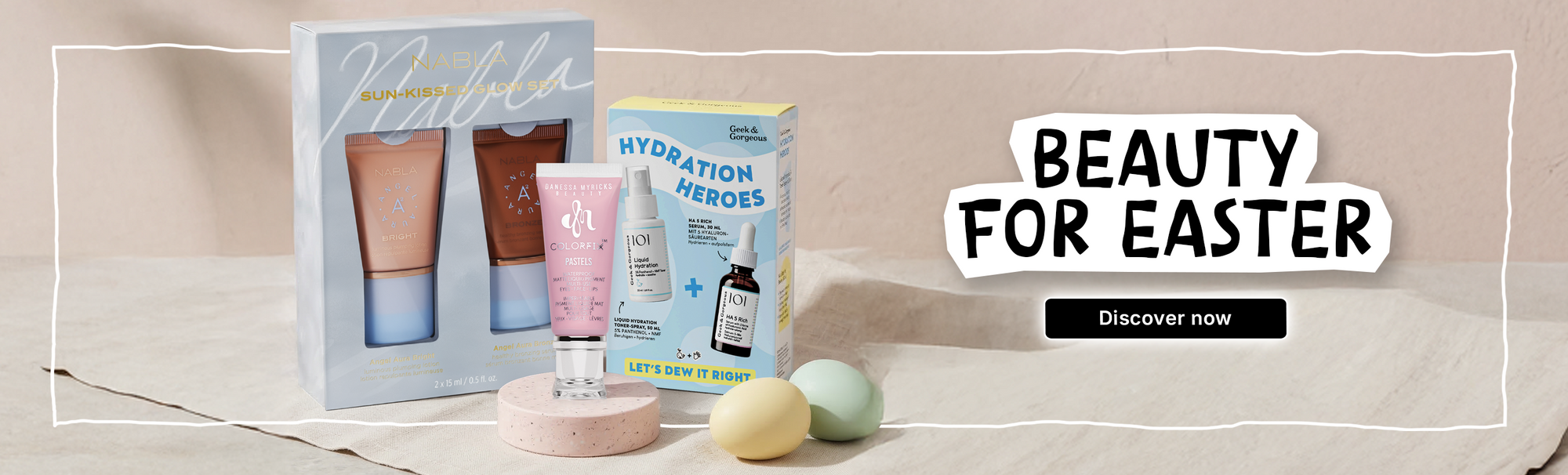 Beauty for Easter Banner mit Geschenksets, Serum und bunten Eiern sowie ‚Discover now‘ Button auf hellem Hintergrund.