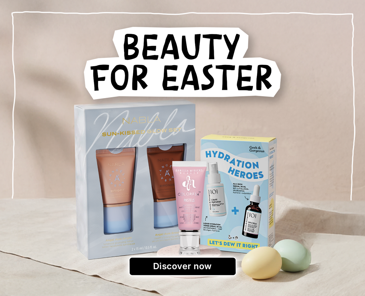 Beauty for Easter Banner mit Geschenksets, Serum und bunten Eiern sowie ‚Discover now‘ Button auf hellem Hintergrund.
