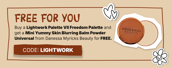 Werbebanner für ein kostenloses Danessa Myricks Balsam-Puder mit dem Code LIGHTWORK und einem qualifizierenden Palettenkauf.