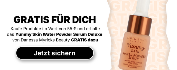 „Yummy Skin Water Powder Serum Deluxe“-Flasche mit einem Werbetex auf Deutsch, in dem das Produkt bei einem Einkauf im Wert von 55 € kostenlos angeboten wird.