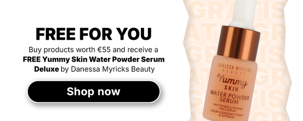 Werbeaktion für ein kostenloses „Yummy Skin Water Powder Serum Deluxe“ bei einem Einkauf im Wert von 55 €, mit Abbildung einer Serumflasche und einem „Jetzt kaufen“-Button.