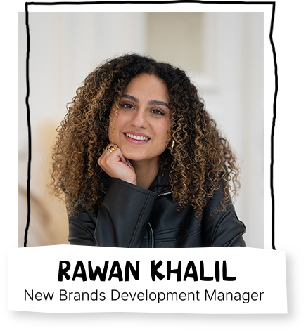 Lächelnde Frau mit lockigem Haar und schwarzer Jacke, die als New Brands Development Manager, Rawan Khalil, bezeichnet wird.
