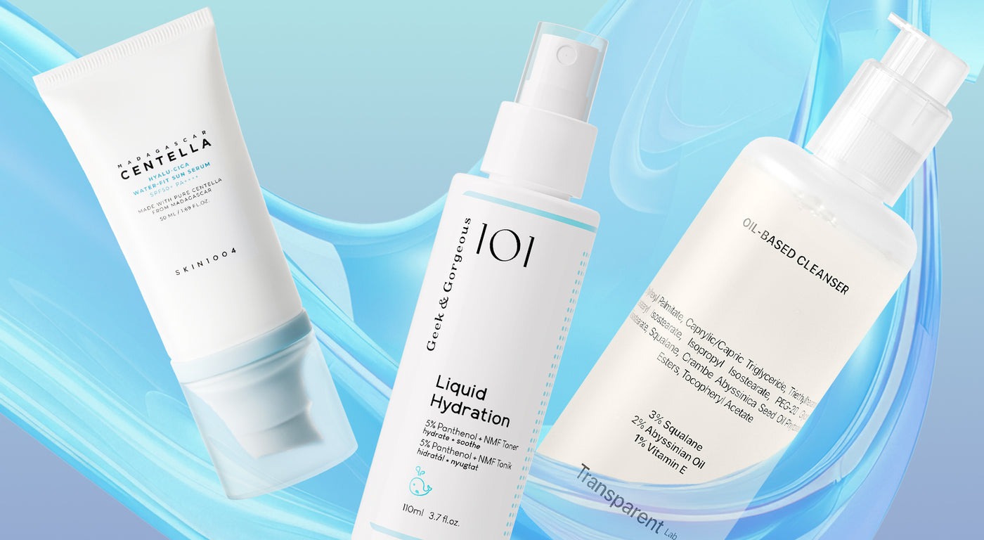 Drei Skincare‑Produkte vor blauem Hintergrund: ein Centella Sun Serum von SKIN1004, ein Geek & Gorgeous Liquid Hydration Spray und ein Transparent Lab Oil‑Based Cleanser.