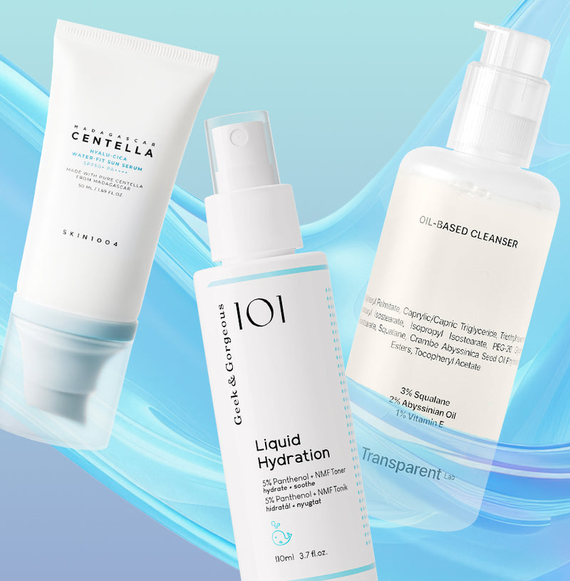 Drei Skincare‑Produkte vor blauem Hintergrund: ein Centella Sun Serum von SKIN1004, ein Geek & Gorgeous Liquid Hydration Spray und ein Transparent Lab Oil‑Based Cleanser.