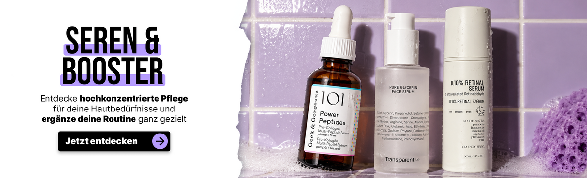 Drei Hautpflegeflaschen: Geek & Gorgeous Power Peptides, Transparent Lab Pure Glycerin und ein 0,10-prozentiges Retinal-Serum auf einer gefliesten Oberfläche.