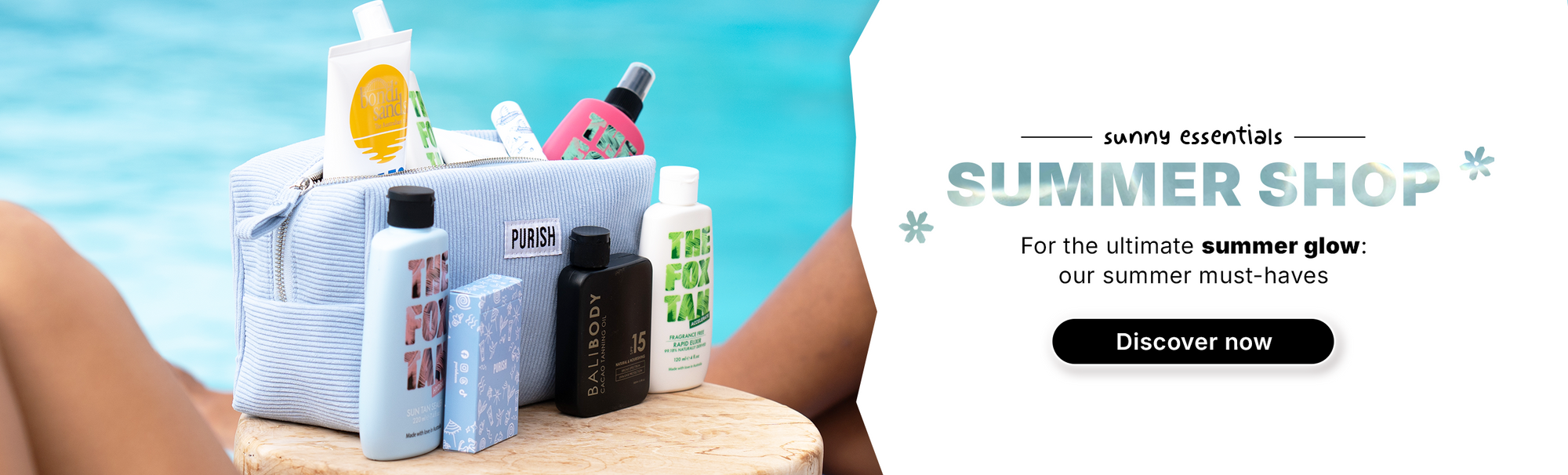 Eine gestreifte Kulturtasche mit Hautpflegeprodukten liegt an einem Pool; der Text lautet Summer Shop: Jetzt entdecken..