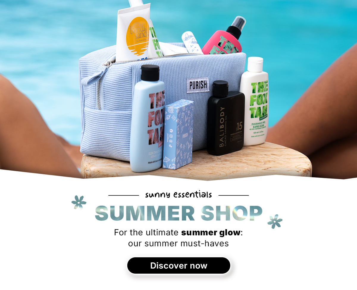 Gestreifte Tasche mit Sommerpflegeprodukten auf einem Tisch am Pool, Beine im Hintergrund, Text: Sommer-Shop.