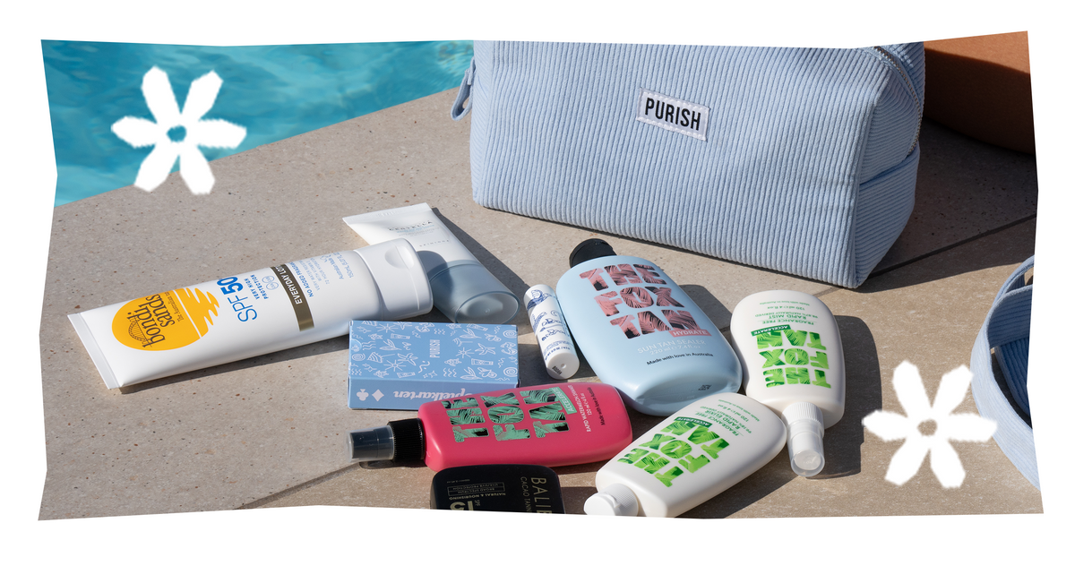Verschiedene Sonnenschutz- und Hautpflegeprodukte neben einer blau gestreiften Purish-Tasche an einem Pool, mit weißen Blumenmotiven.