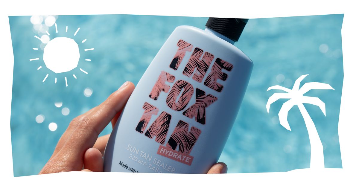 Eine Hand hält eine Flasche The Fox Tan an einem Pool, im Hintergrund sind Sonne und Palmen zu sehen.