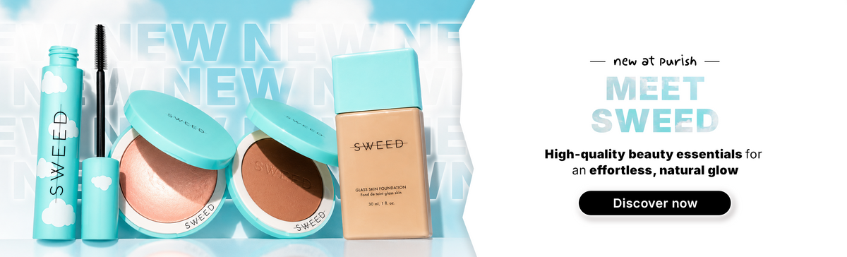 Schwedische Kosmetikprodukte, darunter Mascara, Puder und Foundation, vor einem blauen Himmelhintergrund mit Werbetext.
