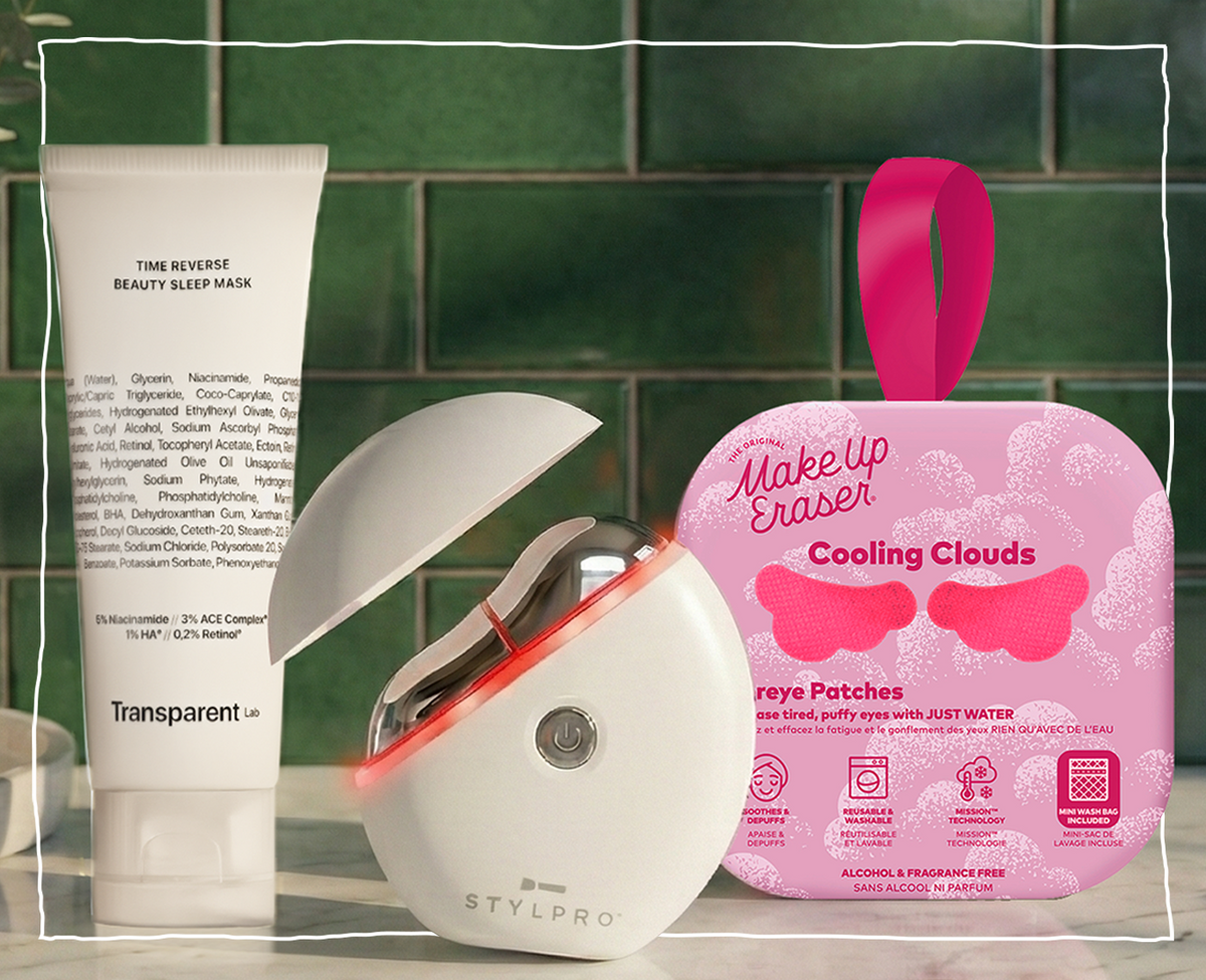 Transparent Lab Beauty Sleep Mask, STYLPRO Gerät und Makeup Eraser Cooling Clouds Augenpads auf Marmorablage vor grünen Fliesen.