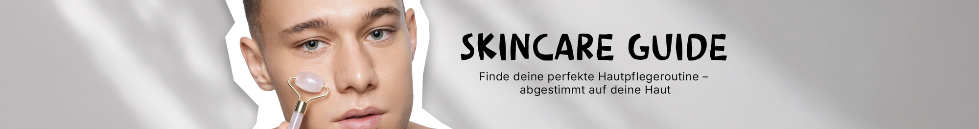 Mann mit Jade-Roller und Skincare Guide Schriftzug auf hellem Hintergrund.