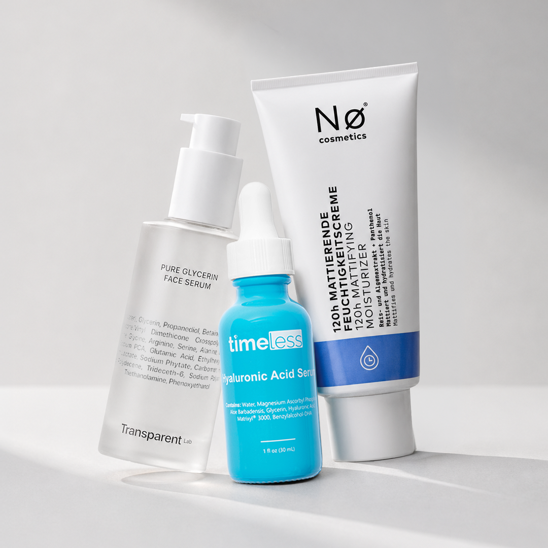 Drei Hautpflegeprodukte für irritierte Haut von Transparent Lab, Timeless und Nø Cosmetics auf hellem, minimalistischem Hintergrund.