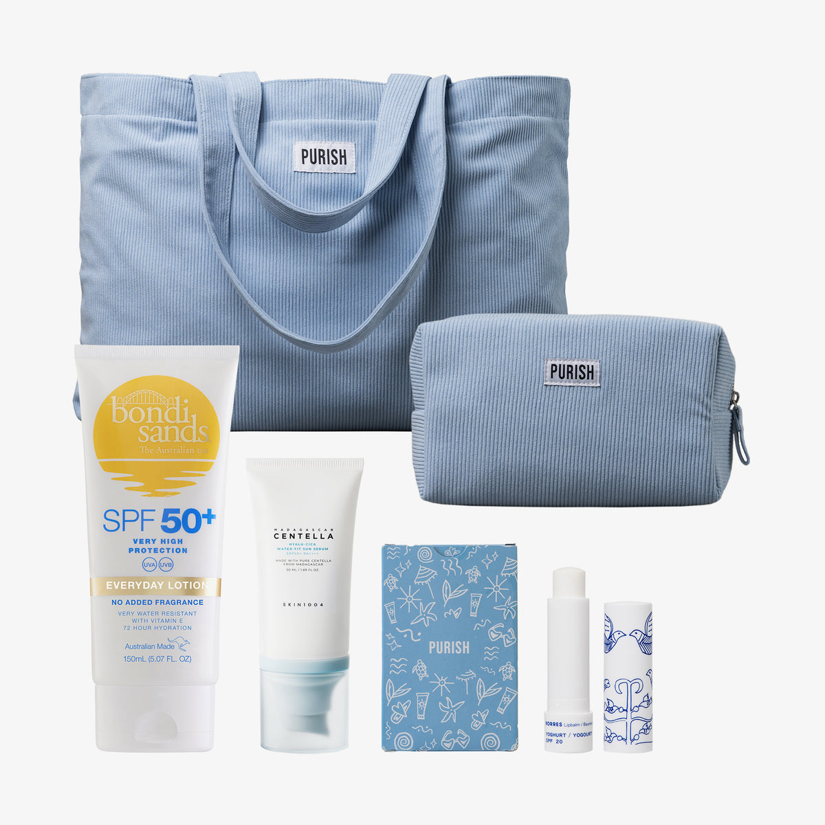 Die Summer Bag SPF Routine beinhaltet eine blaue Strandtasche und eine blaue Kosmetiktasche von PURISH, die SPF 50+ Everday Lotion bon Bondi Sands, das SKIN1004 Madagascar Centella Hyalu-Cica Water-Fit Sun Serum, das PURISH Kartendeck und den Yoghurt Lip Balm von KORRES.
