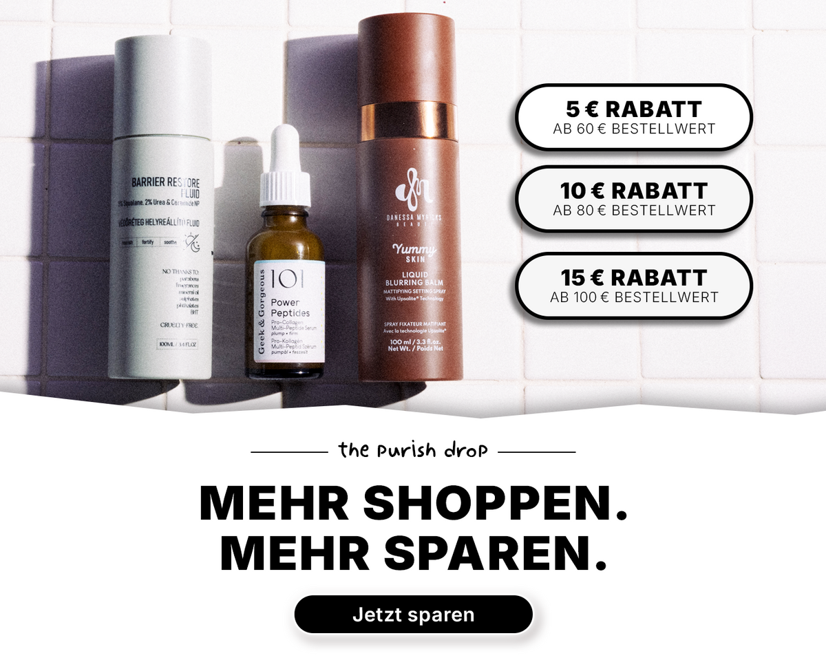 Drei Hautpflegeprodukte auf weißen Fliesen mit Rabattangeboten auf Deutsch und einer Schaltfläche mit der Aufschrift „Jetzt sparen“.