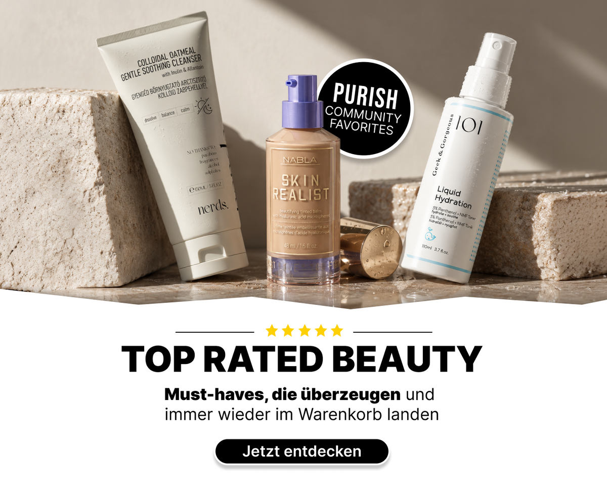 Drei Hautpflegeprodukte auf Steinblöcken mit einem Purish Community Favorites-Abzeichen und einem Text über die bestbewerteten Beauty-Must-haves auf Deutsch.