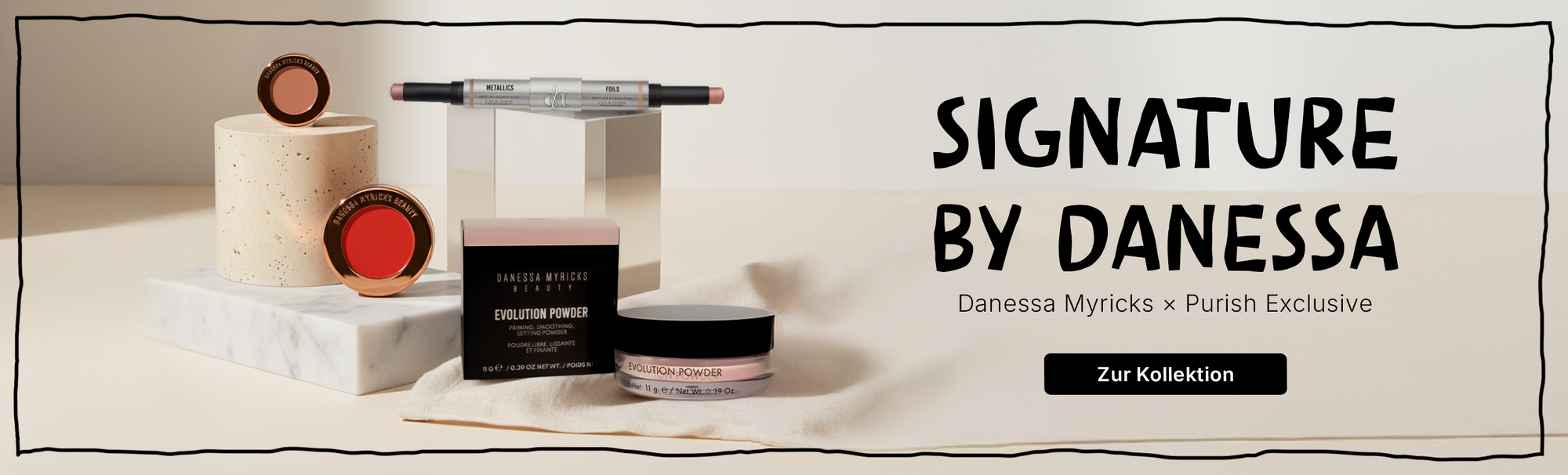 Danessa Myricks Produkte dekorativ auf Podesten, mit Schriftzug ‚Signature by Danessa‘ und Button ‚Zur Kollektion‘.