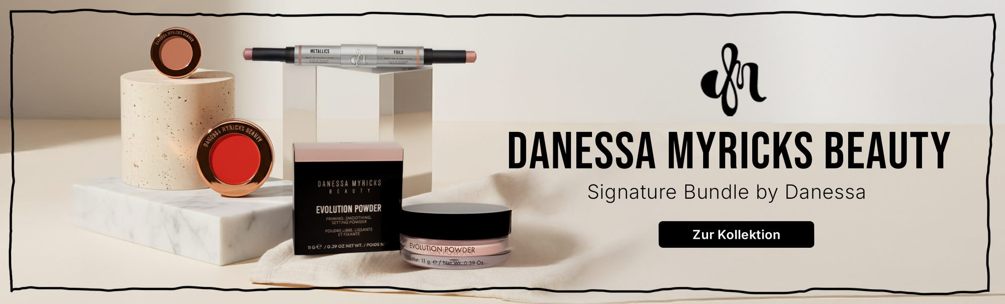 Danessa Myricks Produkte dekorativ auf Podesten, mit Schriftzug ‚Signature by Danessa‘ und Button ‚Zur Kollektion‘.