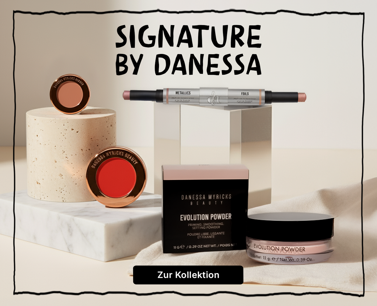 Danessa Myricks Produkte dekorativ auf Podesten, mit Schriftzug ‚Signature by Danessa‘ und Button ‚Zur Kollektion‘.