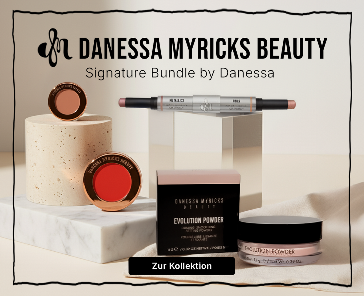 Danessa Myricks Produkte dekorativ auf Podesten, mit Schriftzug ‚Signature by Danessa‘ und Button ‚Zur Kollektion‘.