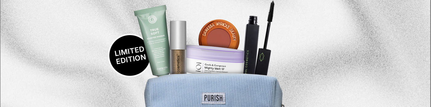 Hellblaues Purish-Bag mit Limited-Edition-Label, gefüllt mit Beauty-Produkten wie Maske, Cleansing Balm, Mascara und Lidschatten.