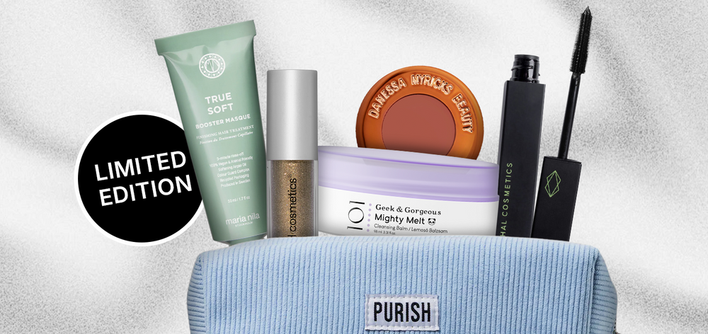 Hellblaues Purish-Bag mit Limited-Edition-Label, gefüllt mit Beauty-Produkten wie Maske, Cleansing Balm, Mascara und Lidschatten.