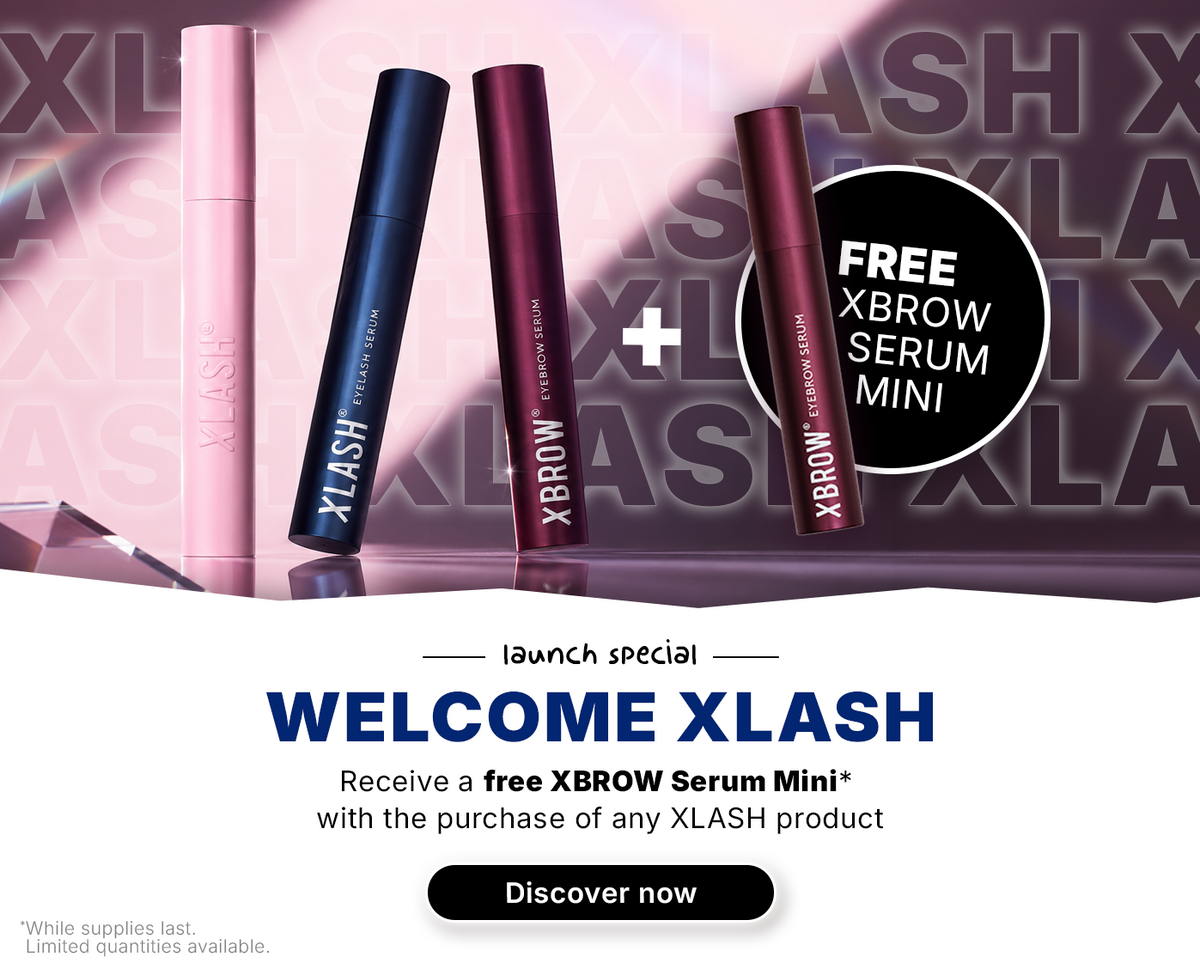 Drei Tuben Xlash- und Xbrow-Serum mit dem Hinweis, dass es bei jedem Kauf von Xlash ein kostenloses Mini-Xbrow-Serum gibt.