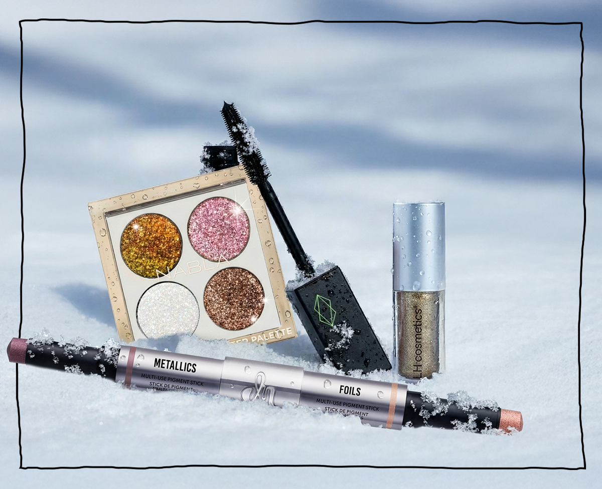 NABLA Glitter Palette, Lethal Cosmetics Mascara, LH Cosmetics Sparkl und Danessa Myricks Duo Stix liegen im Schnee und funkeln in der Sonne.
