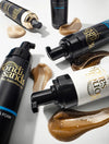 Mehrere Bondi Sands Self Tanning Foam Flaschen in Schwarz und Weiß mit beigem und dunklem Mousse auf weißem Hintergrund.