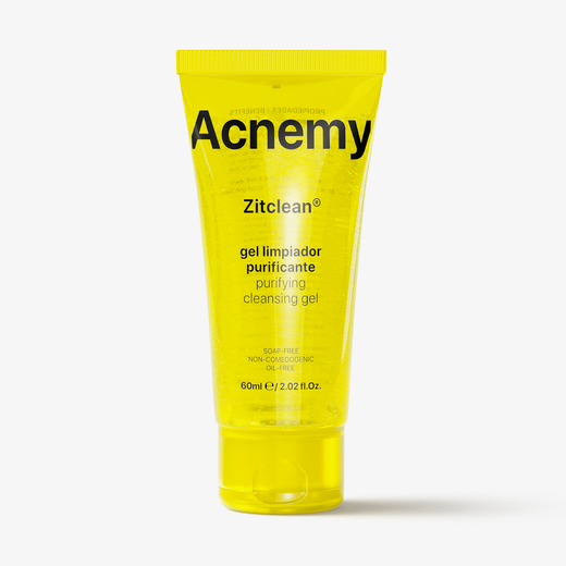 Eine leicht transparente gelbe Tube Acnemy Zitclean Mini vor weißem Hintergrund