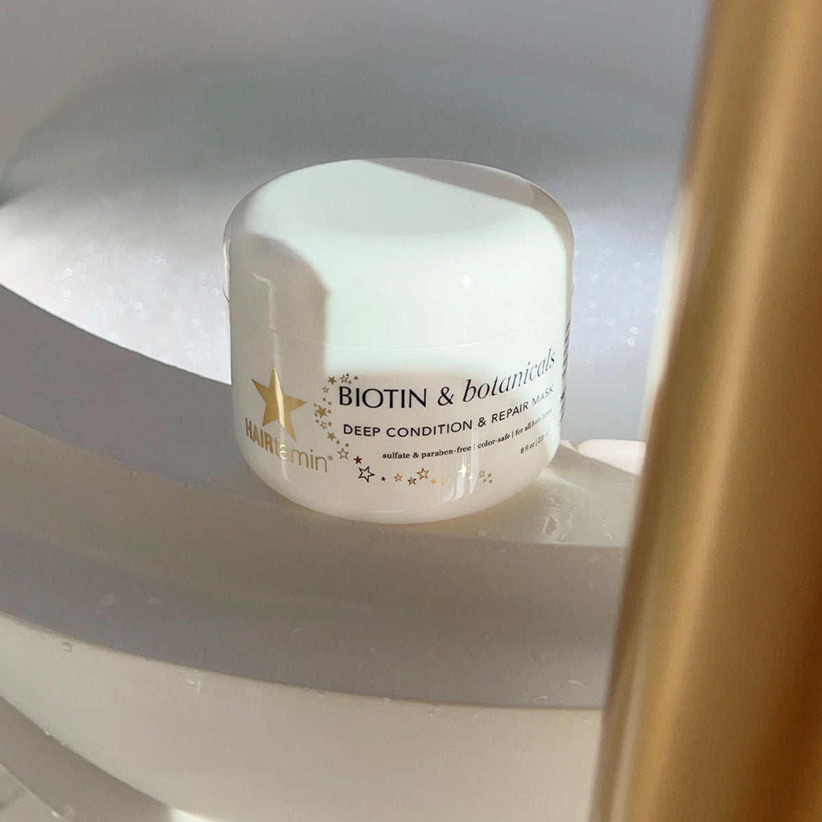 Die HAIRtamin Biotin & Botanicals Deep Condition & Repair Hair Mask am Rand einer Badewanne